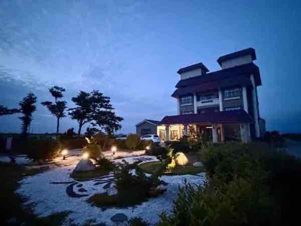 昊道書院：夜間建築光景